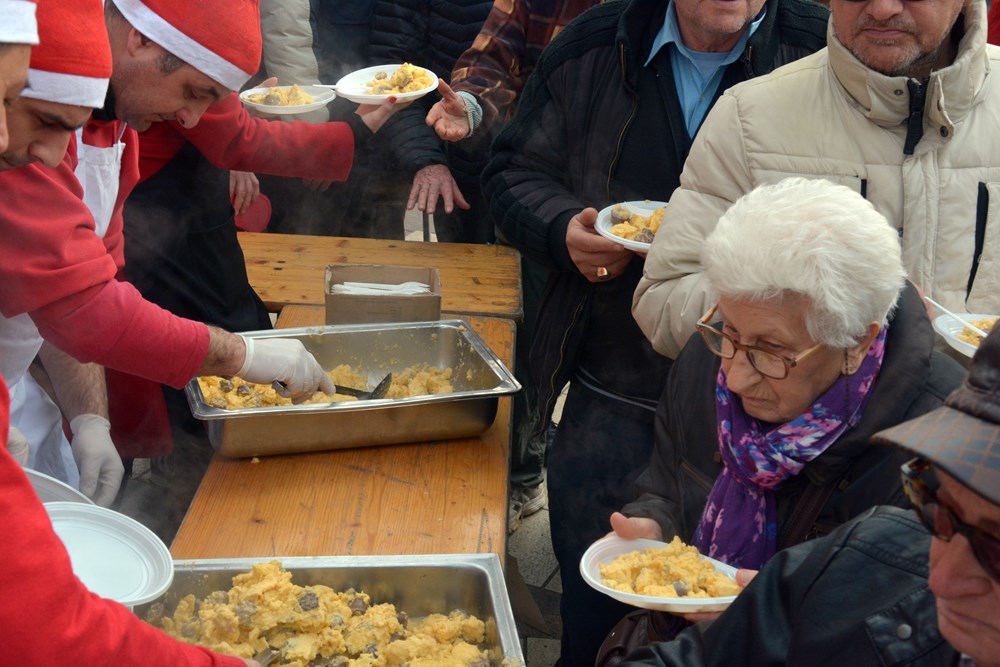 PULA, 31.12.2018. - ZADNJI DAN, TRZNICA, FRITAJA OD 2019 JAJA Snimio Neven LAZAREVIC